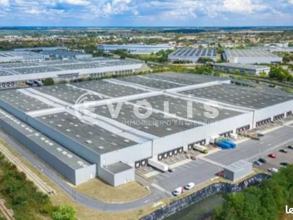 Local industriel 48 811 m²