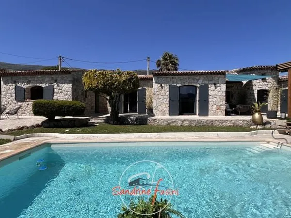 Villa de caractère de plain-pied avec piscine et annexe de d