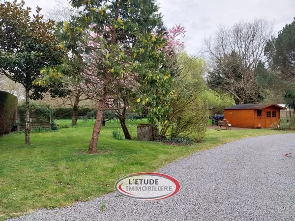 CHAUMES EN RETZ BOURG : terrain constructible de 750 m2 libr