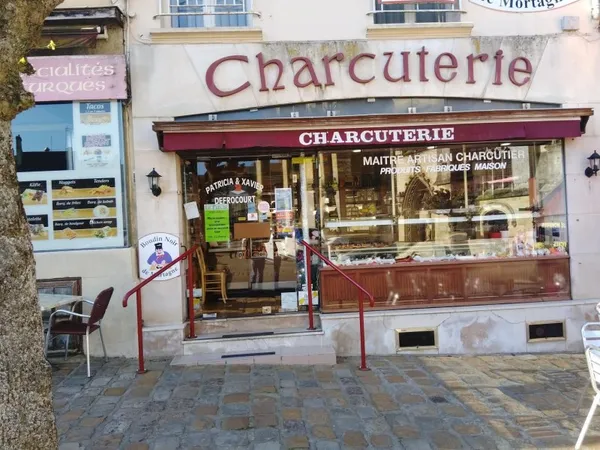 En plein coeur de Mortagne-au-Perche, à vendre murs commerciaux d'une charcuterie bénéficiant d'un e