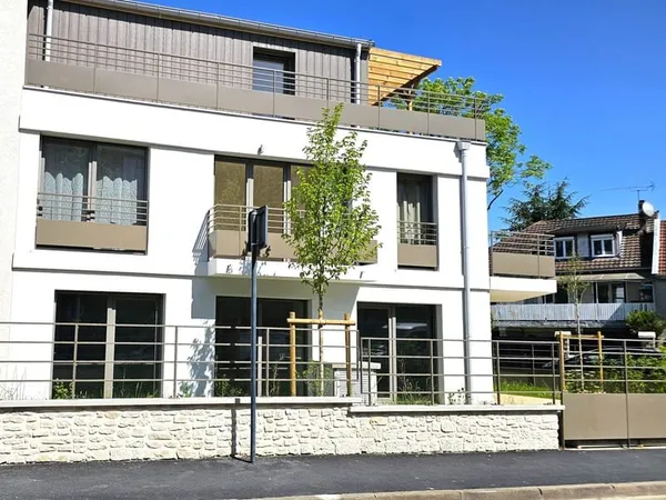 Appartement 3 pièces neuf, avec terrasse, jardin et une place de parking.