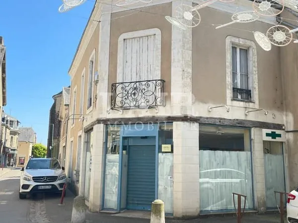 Immeuble avec local commercial et appartement au coeur de Fresnay sur Sarthe réf: 13849