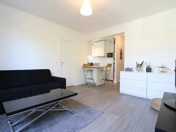 2 PIÈCES MEUBLÉ EN BON ÉTAT AVEC BALCON