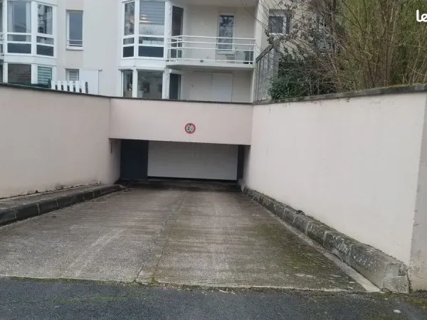 Parking Souterrain 13 m² ~ Accès libre et autonome ~ quartier calme et sécurisé ~ Gare RER D à 10 mi