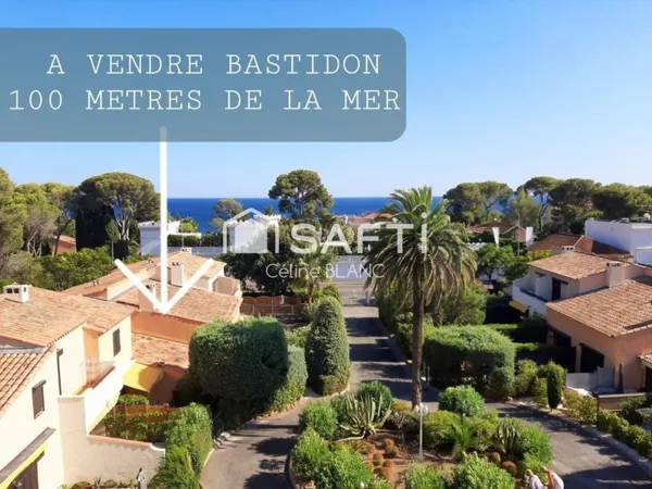 Situé dans un cadre exceptionnel, Bastidon à 100 m des criques et à proximité des commerces de Boulo