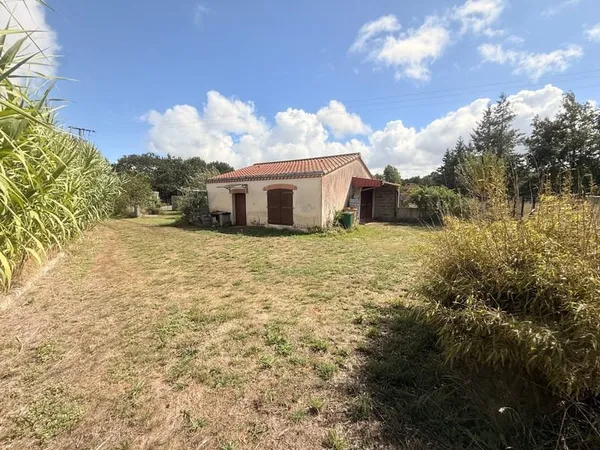LA CHEVROLIERE - MAISON DE 40 M2 AVEC DEPENDANCES