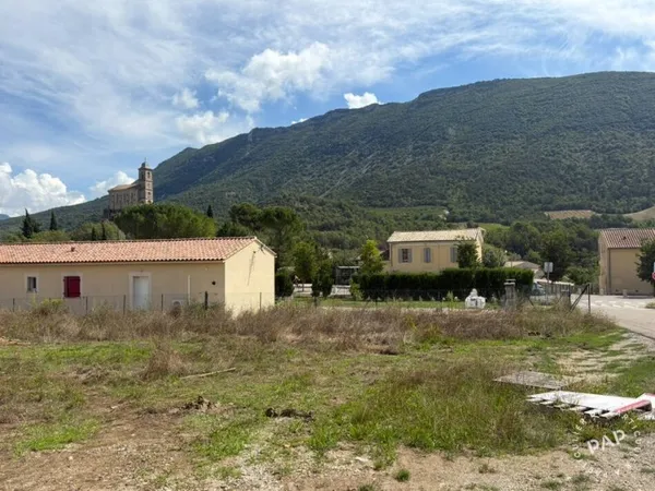 Terrain 696 m²