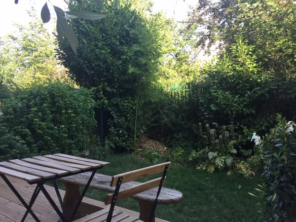 F2 avec terrasse et jardin au calme à 50m de Paris