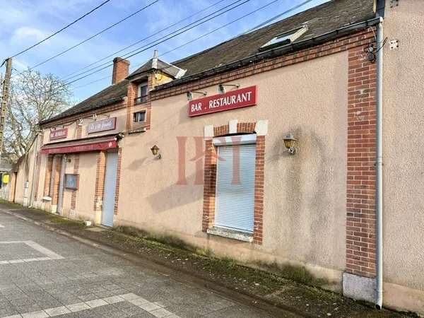 ENSEMBLE IMMOBILIER DE MUR COMMERCIAUX AVEC APPARTEMENT - AX