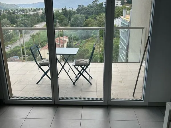 Studio très ensoleillé avec ça terrasse plein sud