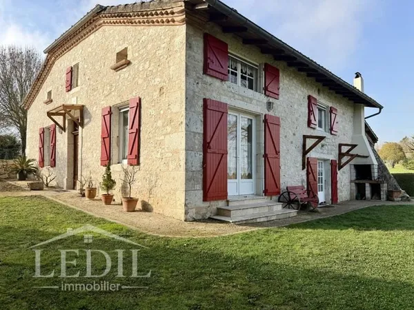 Maison en pierre rénovée avec vue panoramique