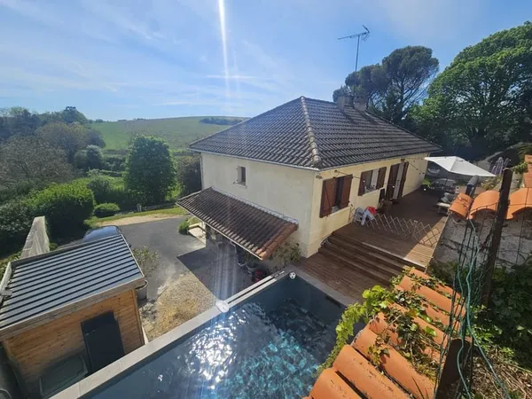 MIGNE-AUXANCES, maison d'environ 152 m2 avec piscine dans un