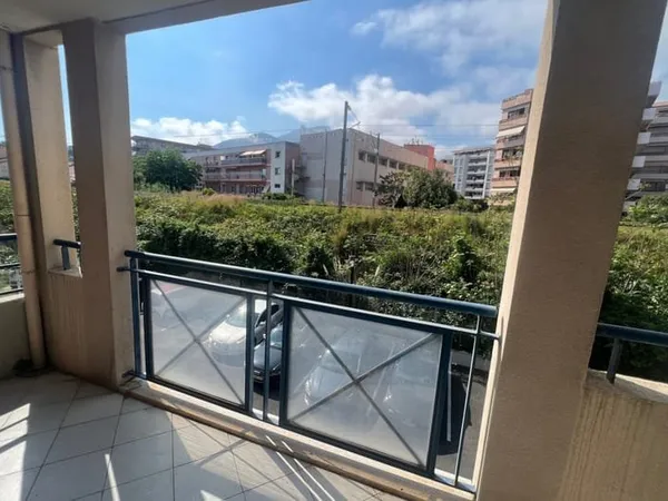 NOUVEAUTE-- T2 de 43m2 avec balcon circulaire de 30 m2- Trip