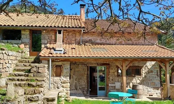 Maison en pierres, au calme, sur 8000 m2 de terrain