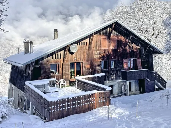Descendez directement skier vers ce chalet rénové de 5 chambres + gîte indépendant de 3 chambres