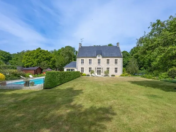 Un presbytère, sa chapelle et sa piscine