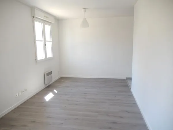 STUDIO 24 m2 CENTRE VILLE/PLACE ST MICHEL