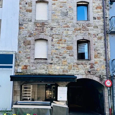 Cocon de Charme sous les Toits : Studio de Standing avec Vue Imprenable sur la Place de l'Église