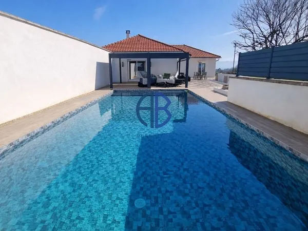 Un véritable air de vacances à la maison : piscine, calme, et vie de plain-pied à Saint-Didier-de-la