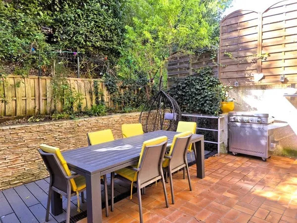 BELLE MAISON VIGNERONNE AVEC GARAGE ET TERRASSE EN CENTRE-VI