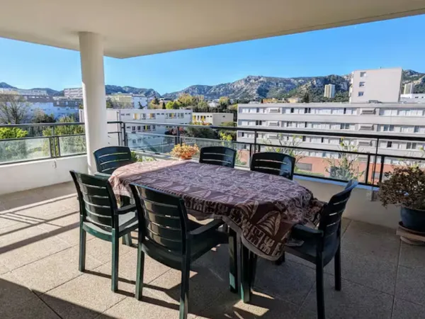Loue en moyenne durée T4 105m² dernier étage grande terrasse à Mazargues