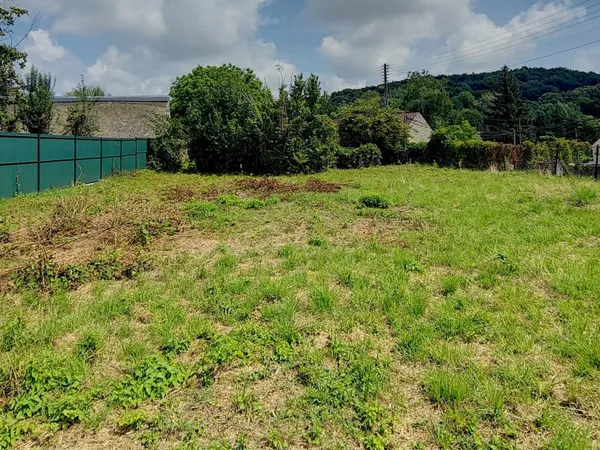 Terrain constructible 421 m2 à Mérard commune de BURY 48 00