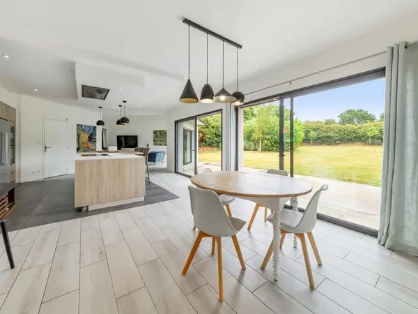 Maison Betton GRAND TERRAIN / PAS DE VIS A VIS / SEJOUR 70 M² / SUITE PARENTALE.