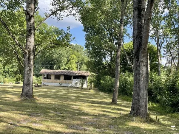 Dépendance de 80 m2 sur 2000 m² de terrain