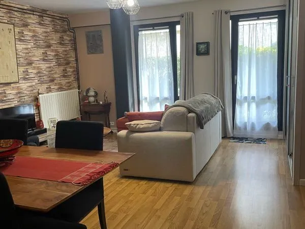 Dans quartier résidentiel T3 - 80 M2 - refait à neuf - au calme près des commerces