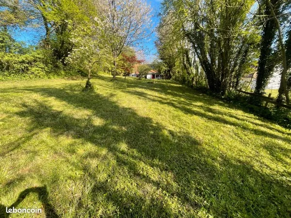 Maison de campagne avec grand jardin sur les hauteurs d'un petit village