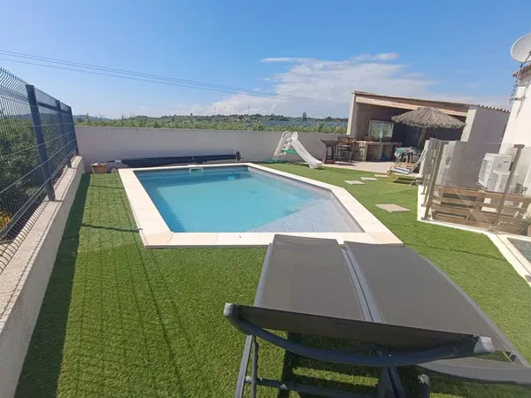Villa de plain pied avec piscine chauffée, très grand garage