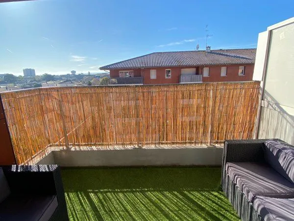 À louer - T2 meublé avec grande terrasse - Dernier étage - Agen centre-ville