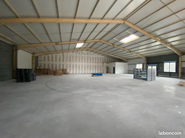 Local 683 m² TONNAY CHARENTE