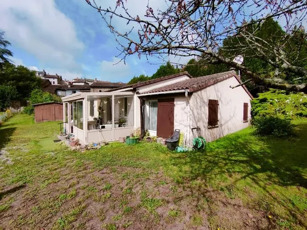 Maison de plain pied avec beau terrain au centre ville
