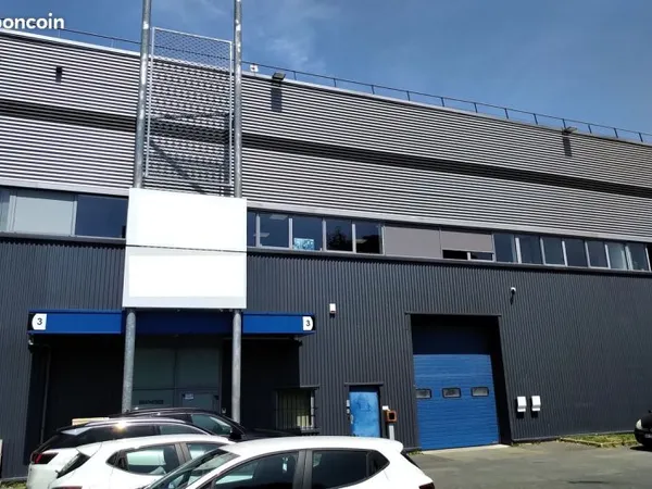 À VENDRE - BUREAUX LOUÉS 287 m² AVEC PARKINGS - STAINS (93240)
