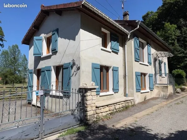 Maison entre rivière et forêt
