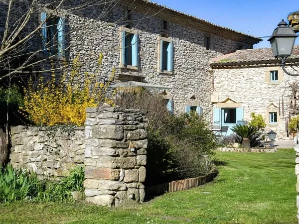Superbe ancienne maison en pierre pleine de caractère. Cadre exceptionnel.