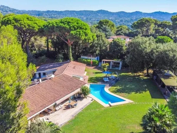 MOUGINS - PROPRIETE DE PLUS D'1 HECTARE - DOMAINE FERME