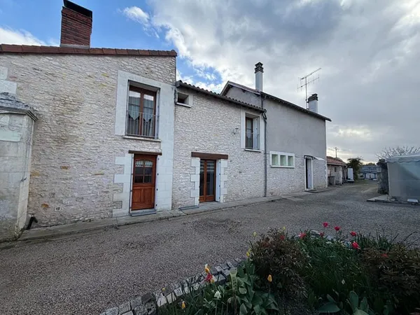 Maison ancienne avec dépendances à RICHELIEU