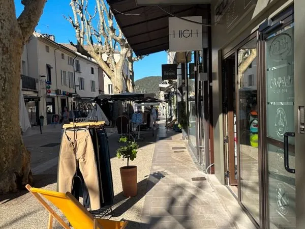 LOCAL COMMERCIAL - EMPLACEMENT N°1 Vaison-la-Romaine - Centre-ville piéton
