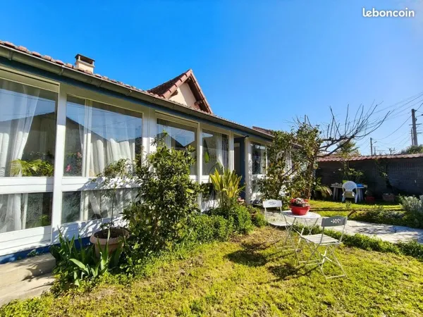 Maison de ville plain-pied entierement rénovée avec véranda plein sud et jardin à Lunel