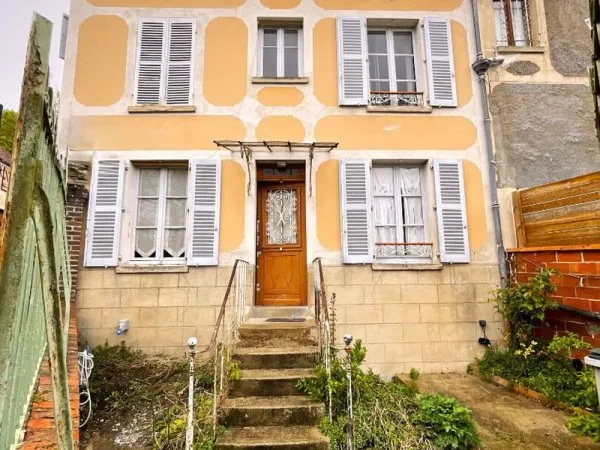 MAISON DE VILLE * VAURÉAL * COUR PRIVATIVE * CHARME DE L'ANCIEN * IDÉAL 1ère ACQUISITION *