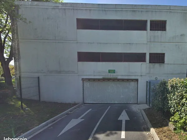 Parking couvert, fermé & sécurisé avec Bip - Evry