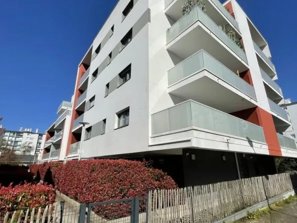 A VENDRE EN EXCLUSIVITE PAR BLOT IMMOBILIER - APPARTEMENT TYPE 2 - TERRASSE - GARAGE - RENNES GAYEUL