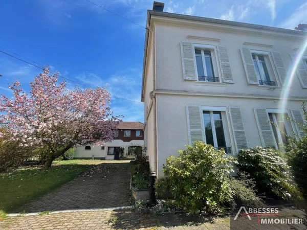 REMIREMONT, Quartier recherché : Maison de maître + dépendances