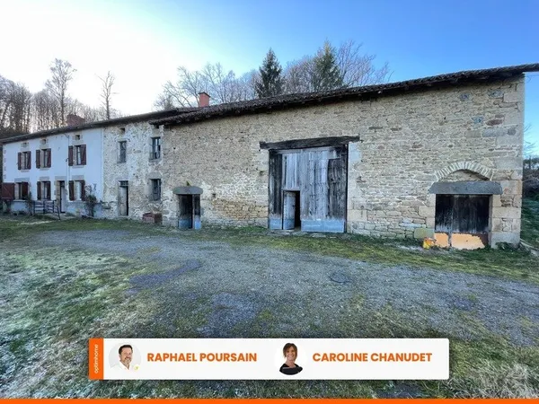 Corps de ferme avec deux maisons, granges et terrain