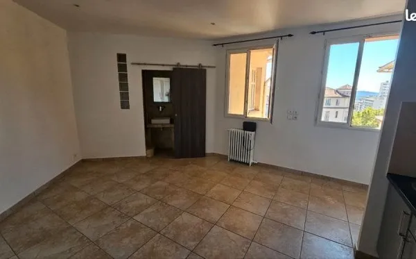 Part loue appt 24m² + parkung refait a neuf