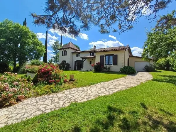 Belle maison avec jardin et magnifique vue
