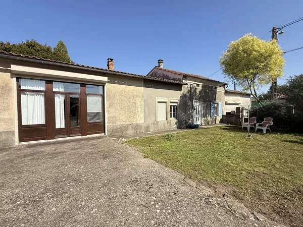 Spacieuse maison de plain-pied avec grange et garage proche d'Aigre