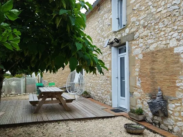 Maison mitoyenne en pierre meublé à la campagne
